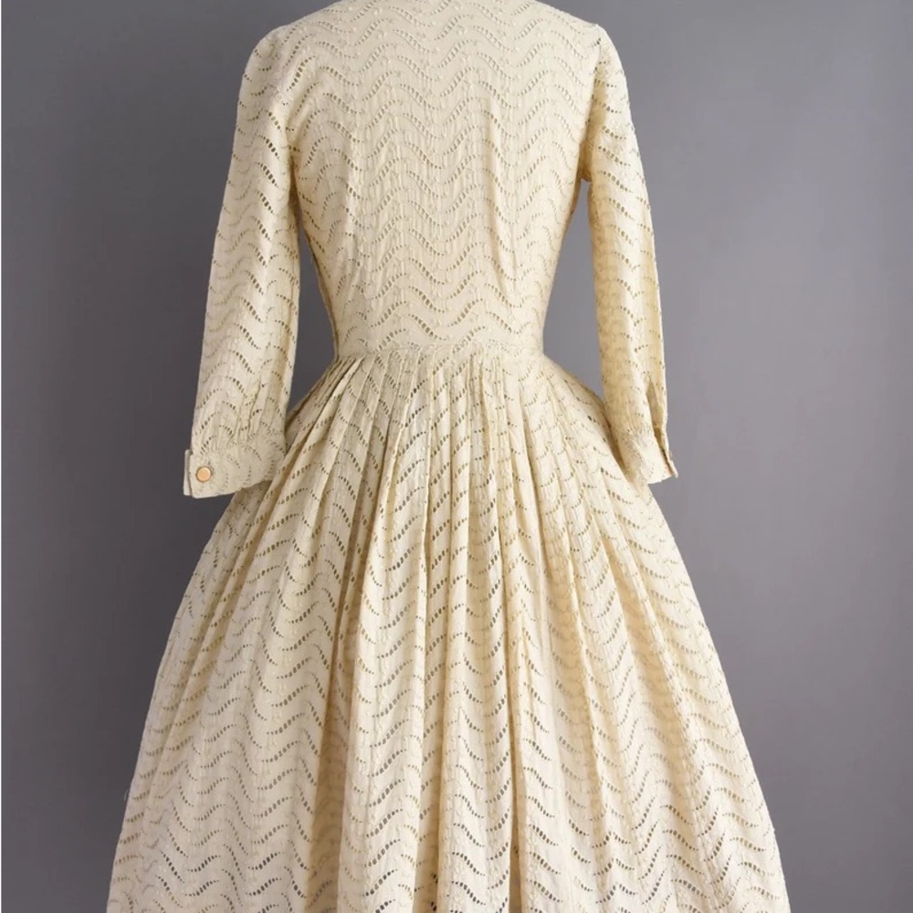 Vintage 1950s Elegant Light Beige Women's Button Up Dress - Picture 9 of 9